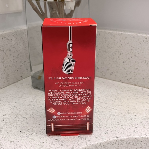 FLIRTACIOUS LOOKS COSMETICS The Perfect Duel: Foundation Travel Set - Picture 5 of 7